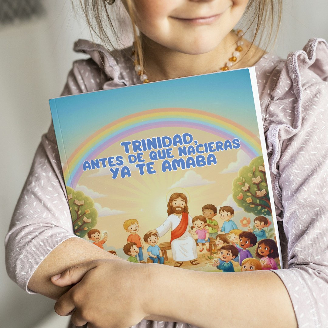 Trinidad con su libro personalizado
